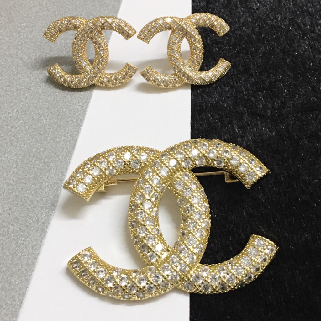  Bộ Trang Sức Chanel Vàng - Cài Áo & Bông Tai Pha Lê Trắng (AF) 