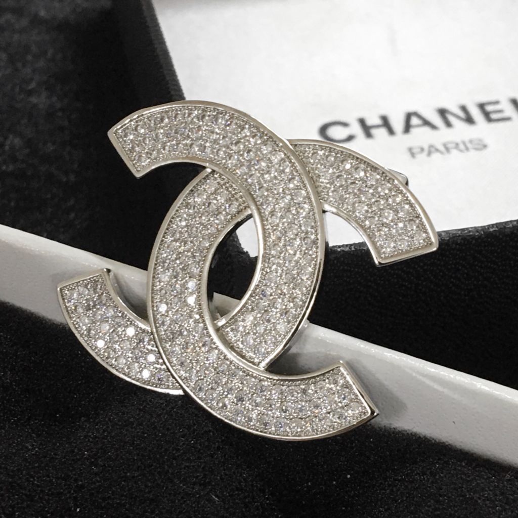  Cài Áo Nam, Nữ - Chanel Màu Trắng Pha Lê (BB) 