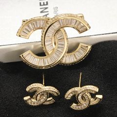  Bộ Trang Sức Chanel Vàng - Cài Áo & Bông Tai Pha Lê Trắng (AD) 