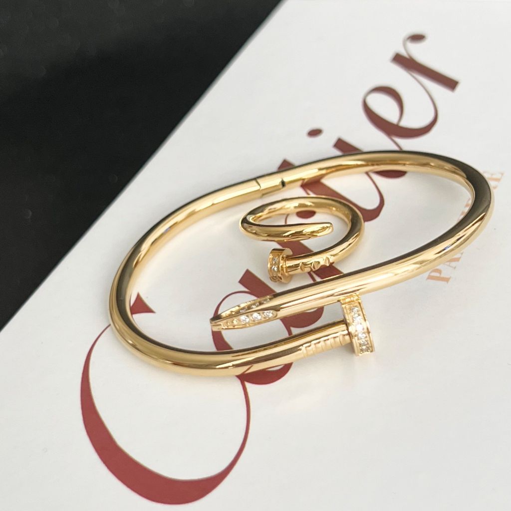  Bộ Trang Sức Cây Đinh Cartier Titan Cao Cấp - Vòng Tay & Nhẫn Màu Vàng Pha Lê (AB) 