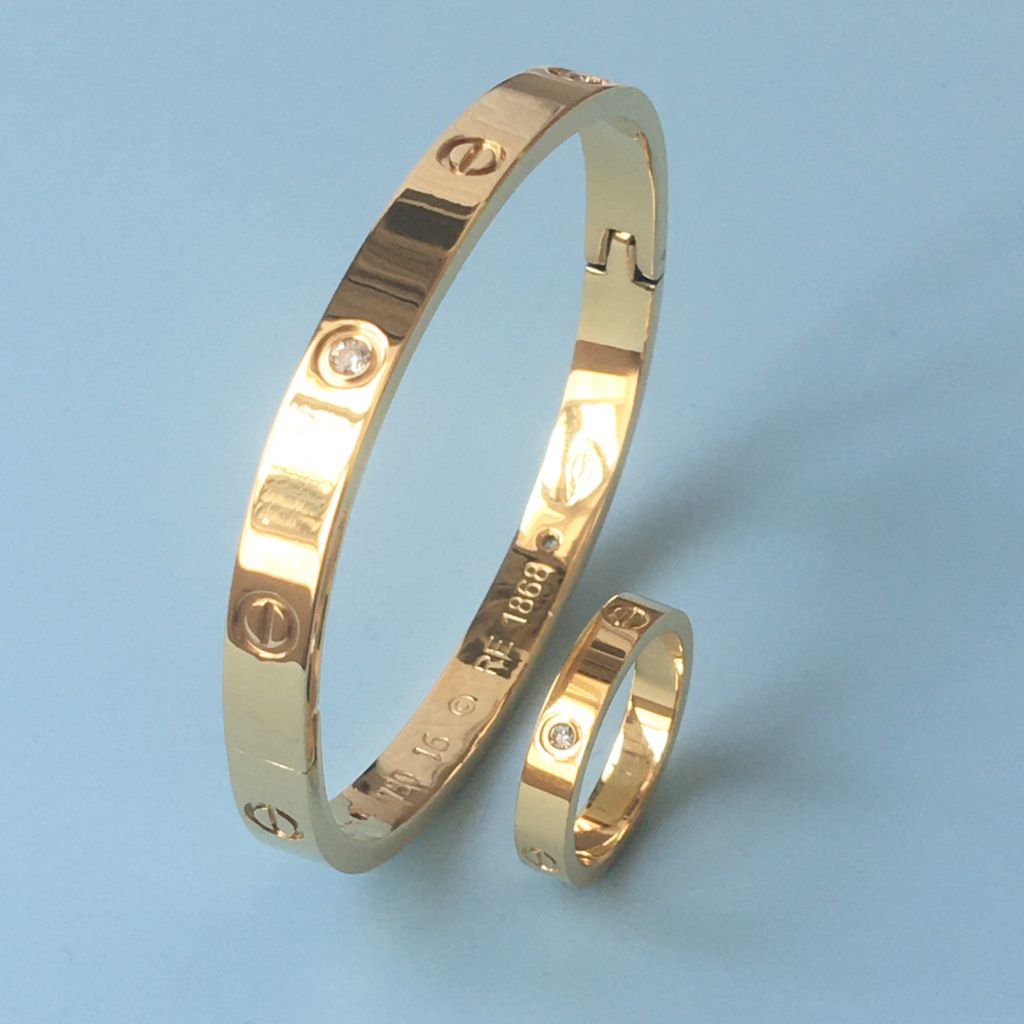  Bộ Trang Sức Nam, Nữ Cartier Titan Cao Cấp - Vòng Tay & Nhẫn Màu Vàng Pha Lê (AN) 