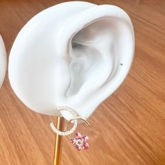  Bông Tai Chanel Cánh Hoa Bản To Màu Trắng Ngọc Trai & Pha Lê Hồng (CL) 