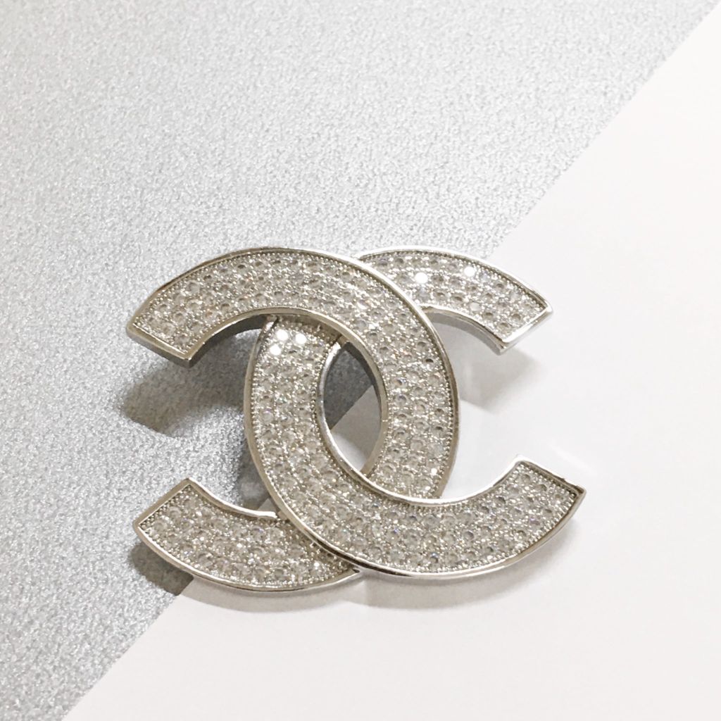  Cài Áo Nam, Nữ - Chanel Màu Trắng Pha Lê (BB) 