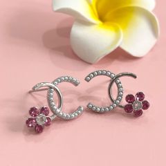  Bông Tai Chanel Cánh Hoa Bản To Màu Trắng Ngọc Trai & Pha Lê Hồng (CL) 