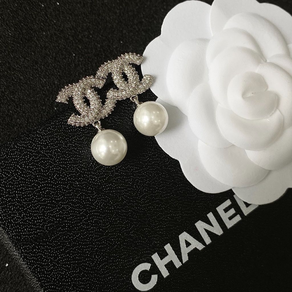  Bông Tai Chanel Màu Trắng Ngọc Trai & Pha Lê (CD) 