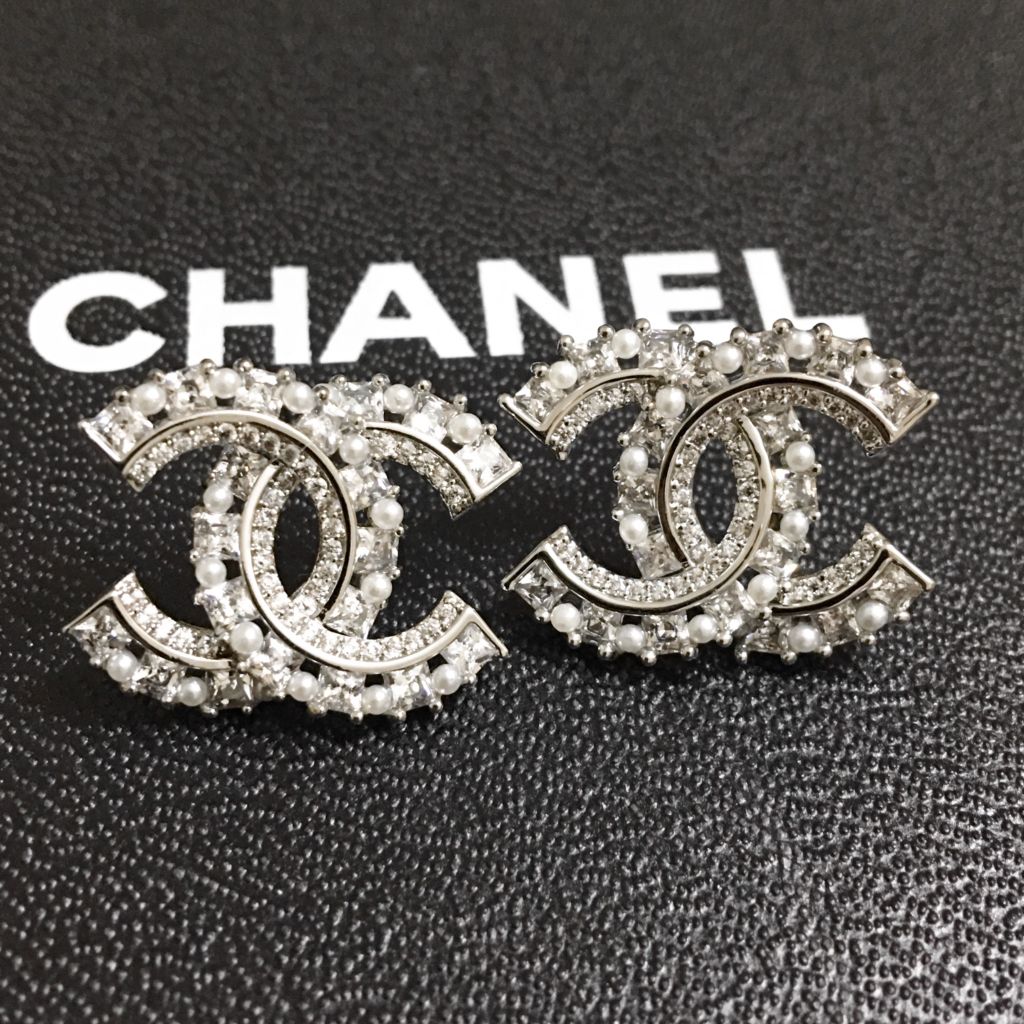  Bông Tai Chanel Bản To Màu Trắng Ngọc Trai & Pha Lê (BL) 