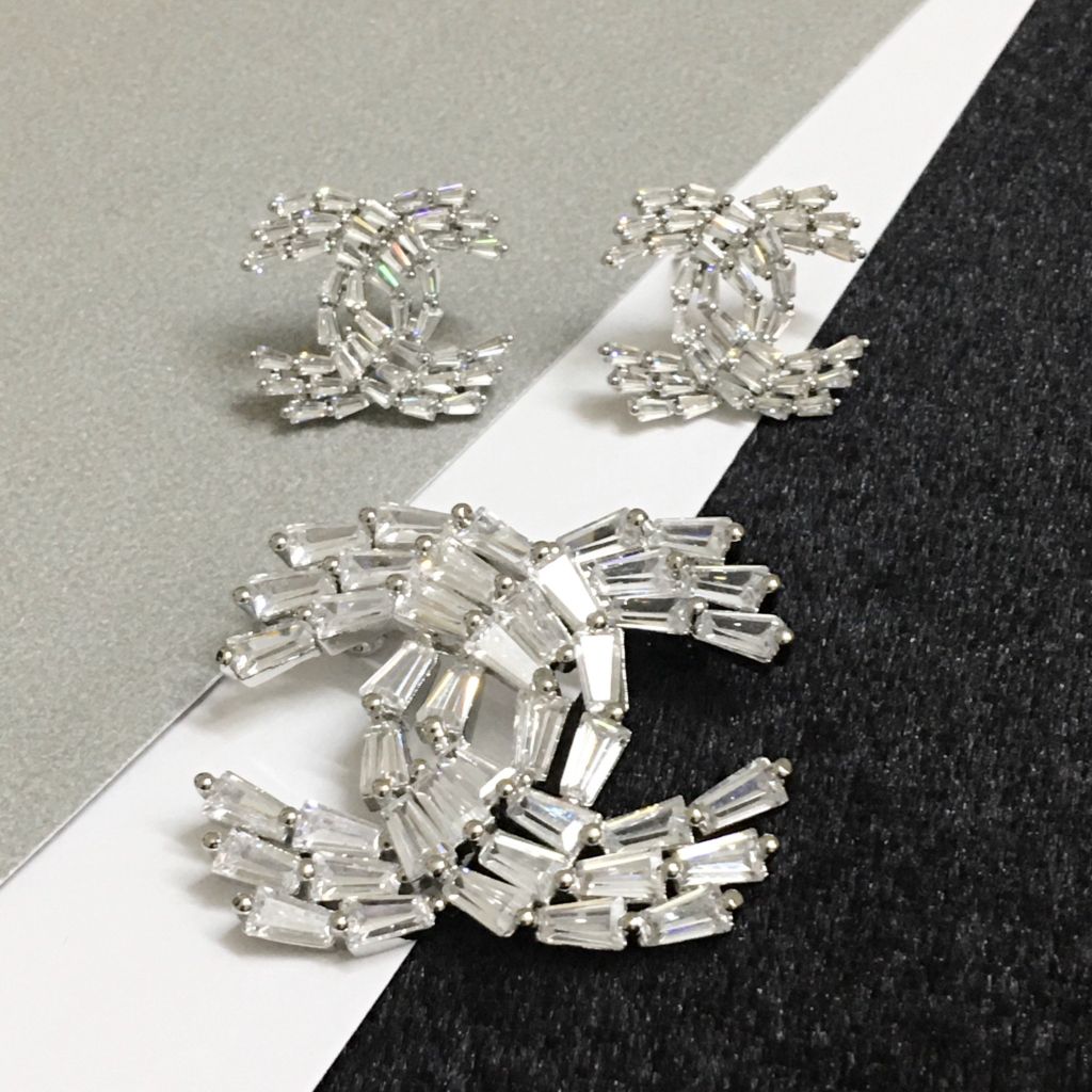  Bộ Trang Sức Chanel Trắng - Cài Áo & Bông Tai Pha Lê (AG) 