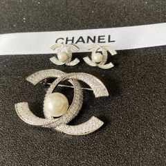  Bộ Trang Sức Chanel Trắng - Cài Áo & Bông Tai Ngọc Trai & Pha Lê (AI) 