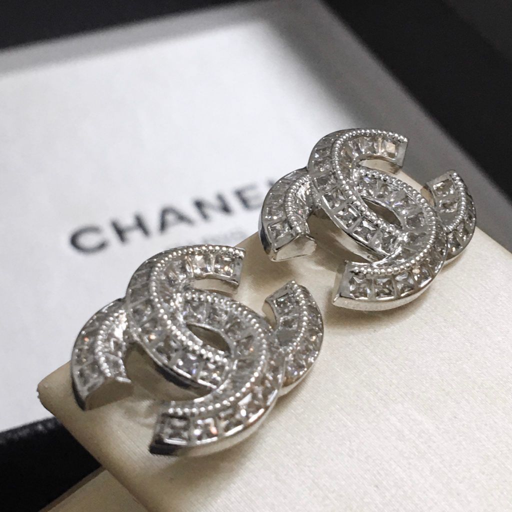  Bông Tai Chanel Bản To Màu Trắng Pha Lê (AU) 