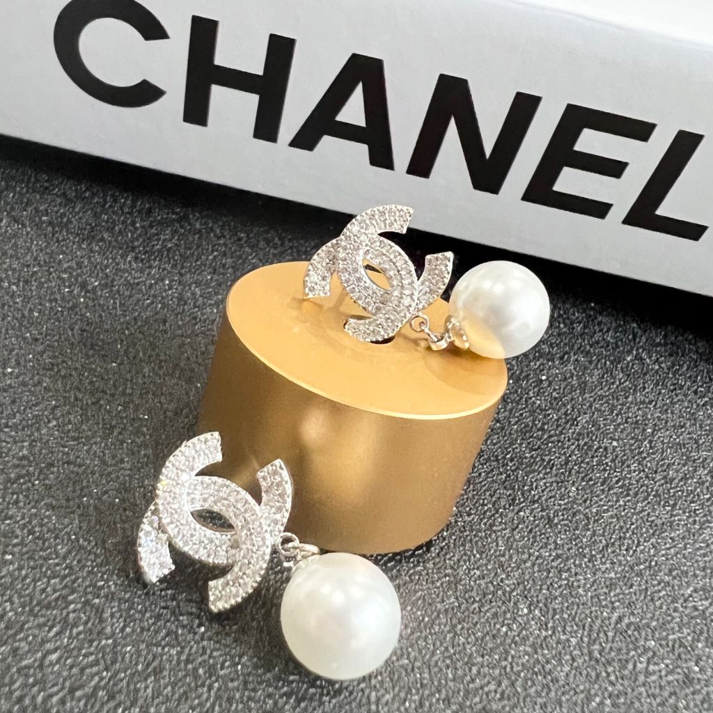  Bông Tai Chanel Màu Trắng Ngọc Trai & Pha Lê (CG) 