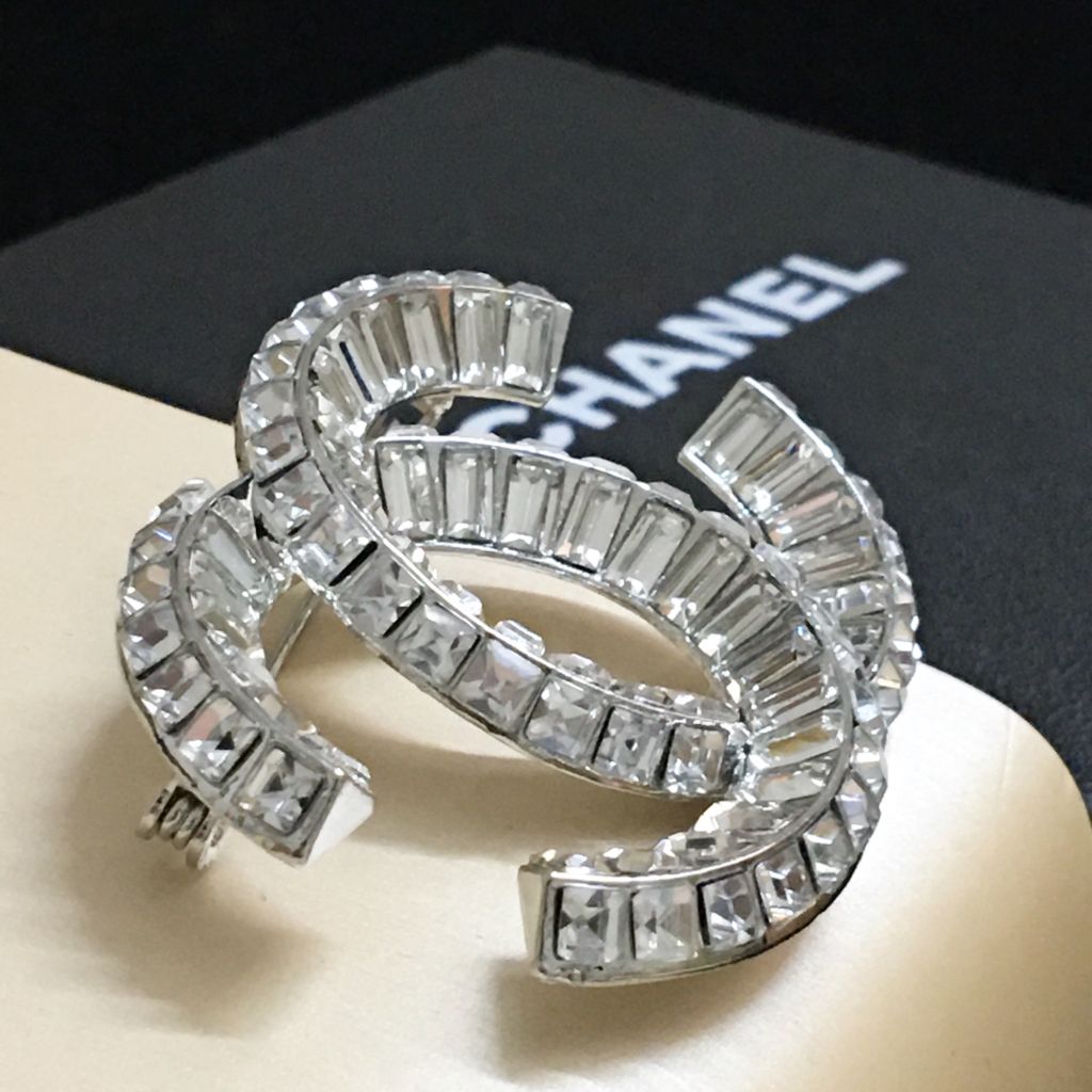  Cài Áo Nam, Nữ - Chanel Màu Trắng Bản To Pha Lê (BP) 