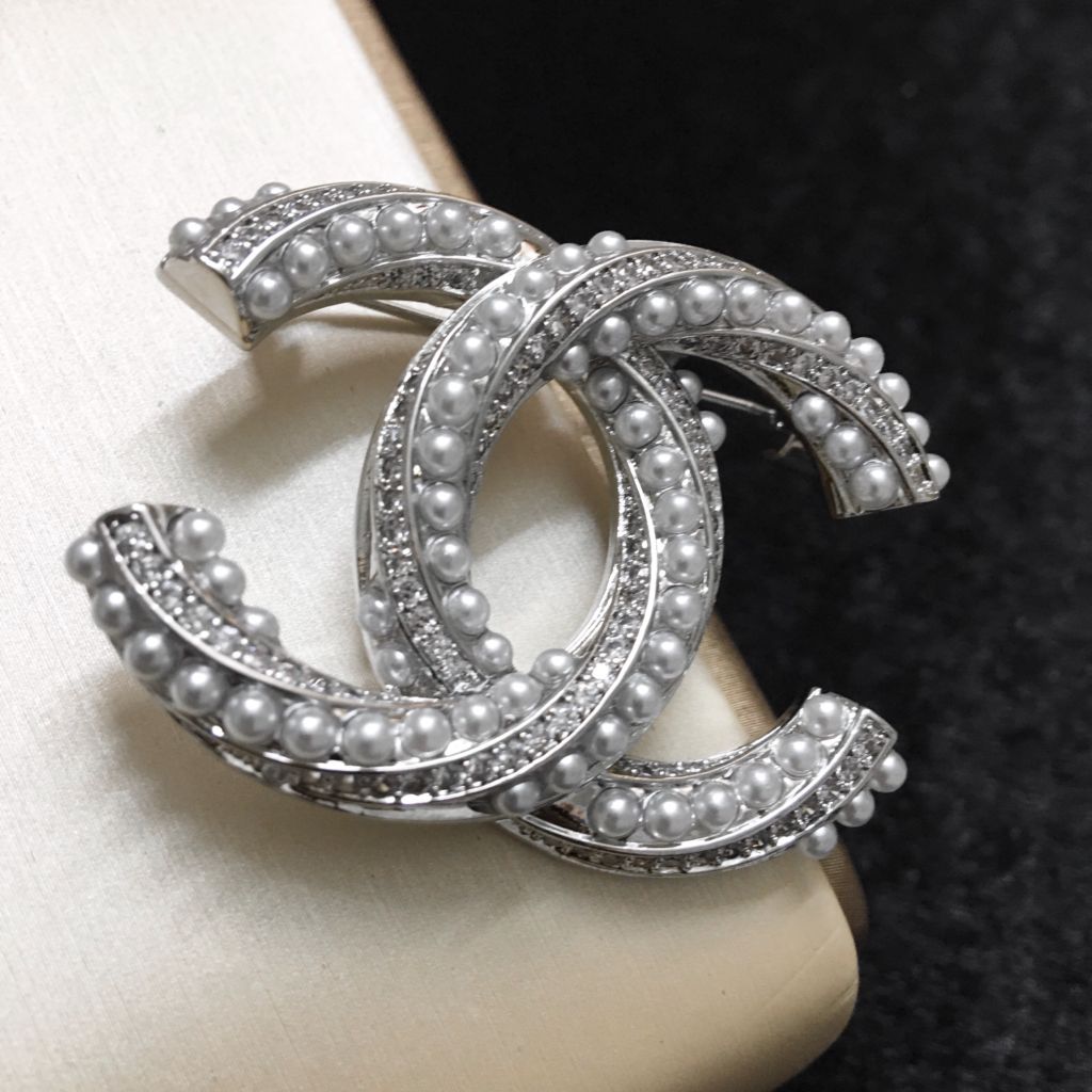  Cài Áo Nam, Nữ - Chanel Màu Trắng Ngọc Trai & Pha Lê (BH) 