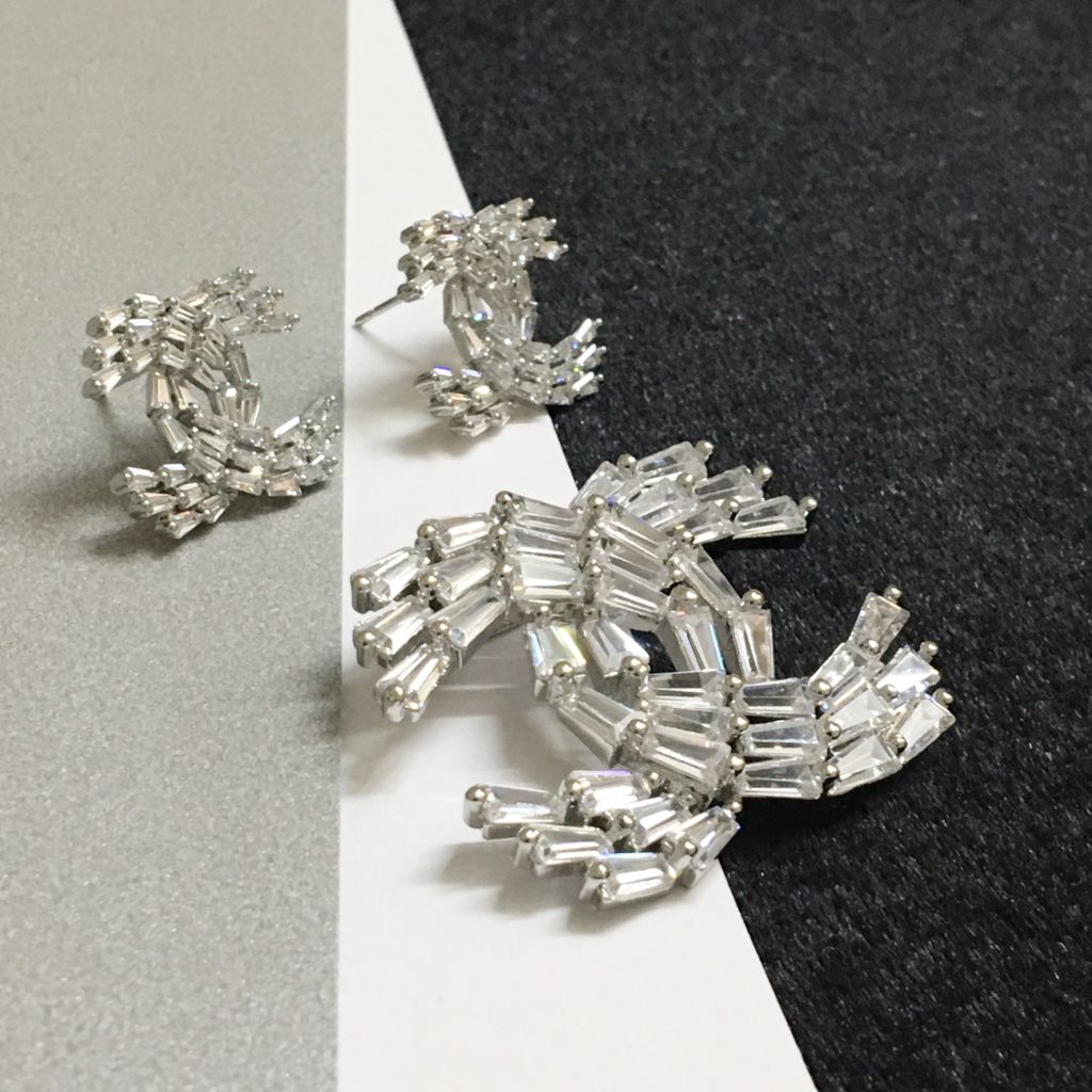  Bộ Trang Sức Chanel Trắng - Cài Áo & Bông Tai Pha Lê (AG) 