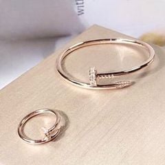  Bộ Trang Sức Cây Đinh Cartier Titan Cao Cấp - Vòng Tay & Nhẫn Màu Vàng Hồng Pha Lê (AA) 