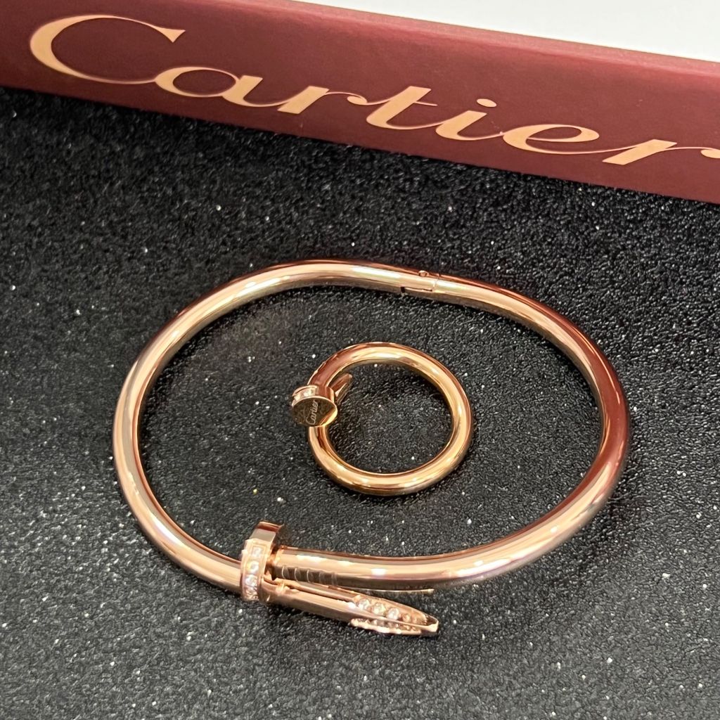  Bộ Trang Sức Cây Đinh Cartier Titan Cao Cấp - Vòng Tay & Nhẫn Màu Vàng Hồng Pha Lê (AA) 