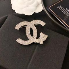  Cài Áo Chanel & Con Bướm Màu Trắng Pha Lê (CQ) 