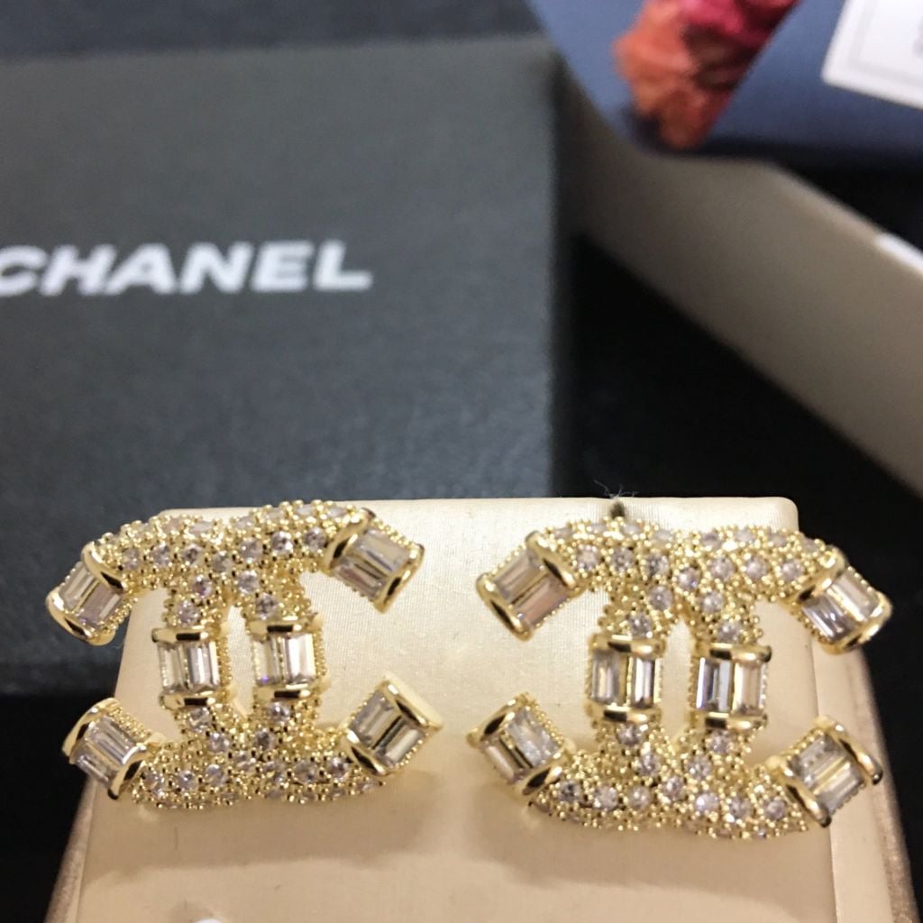  Bông Tai Chanel Bản To Màu Vàng Pha Lê Trắng (BH) 
