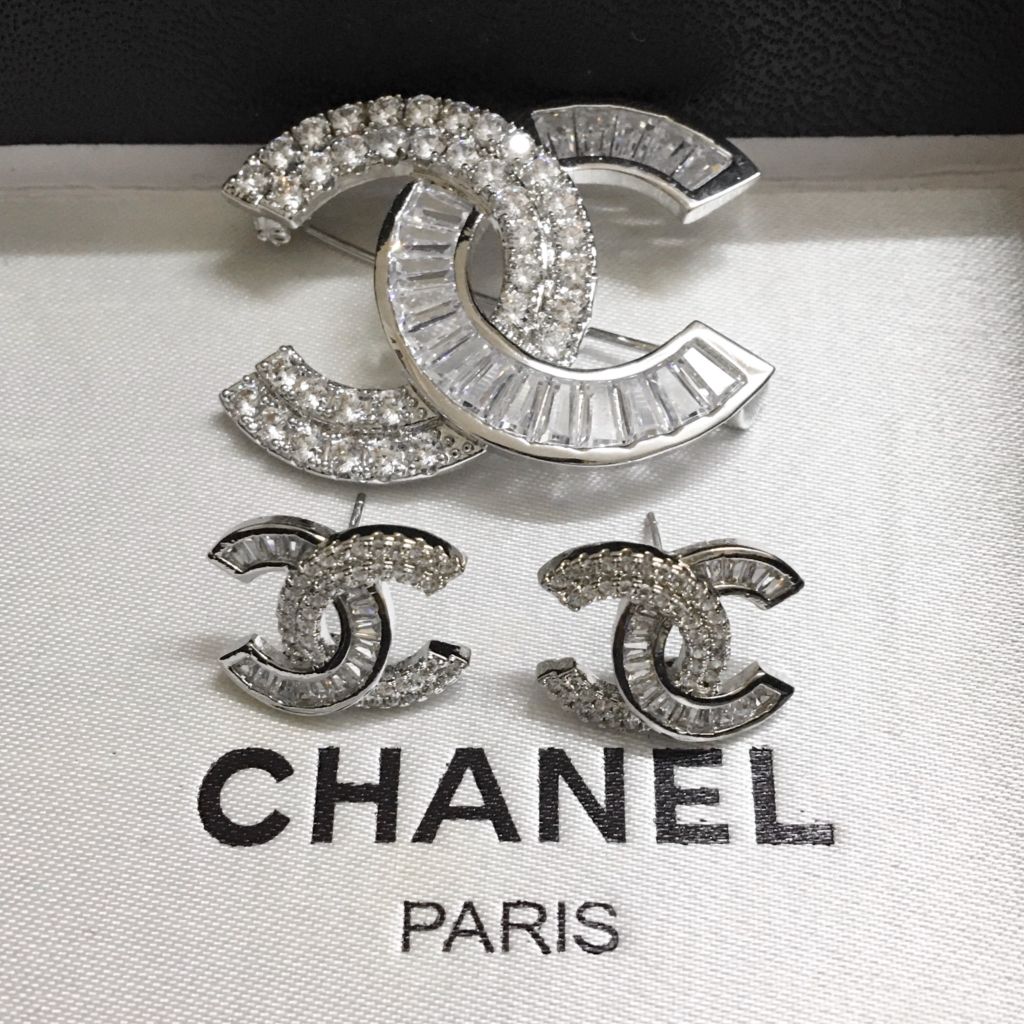  Bộ Trang Sức Chanel Trắng - Cài Áo & Bông Tai Pha Lê (AH) 