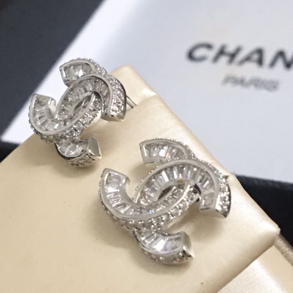  Bông Tai Chanel Màu Trắng Pha Lê (AQ) 