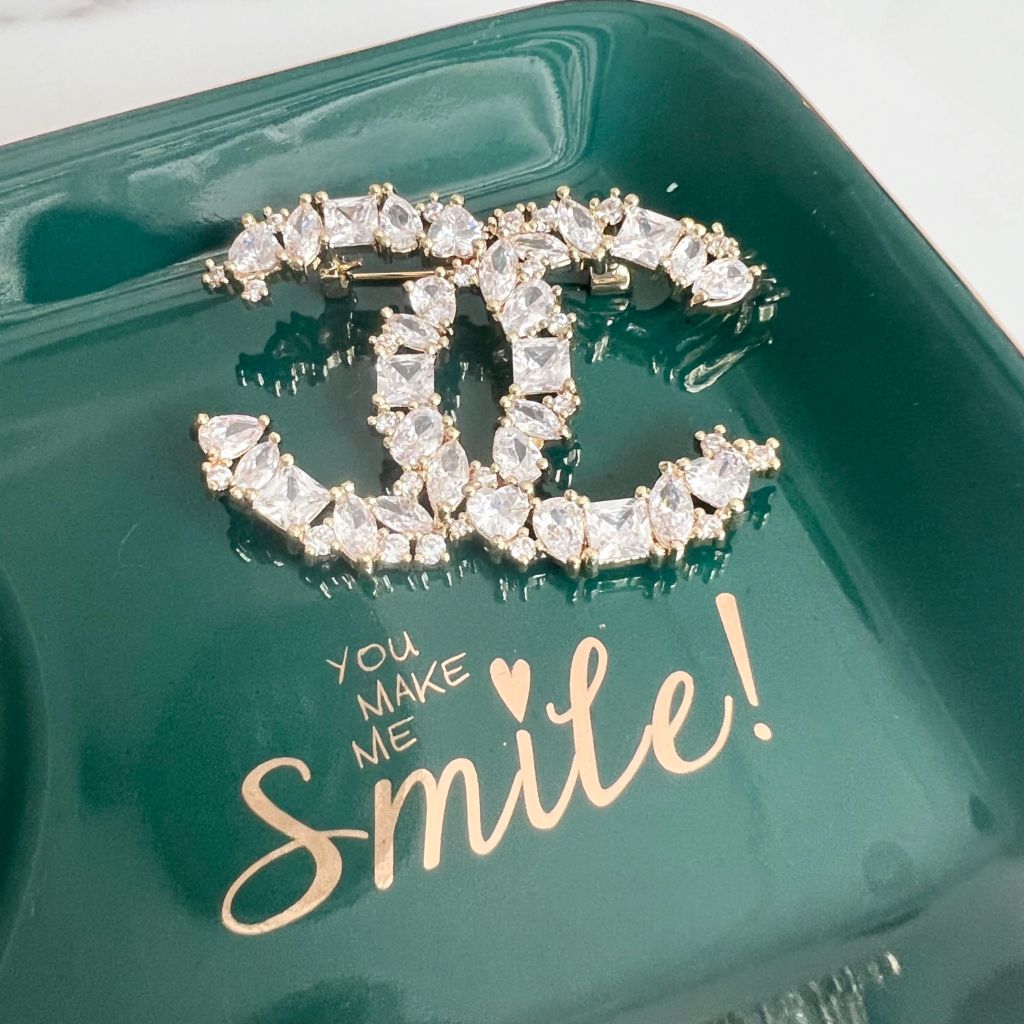  Cài Áo Nam, Nữ - Chanel Màu Vàng Bản To Pha Lê Trắng (CH) 