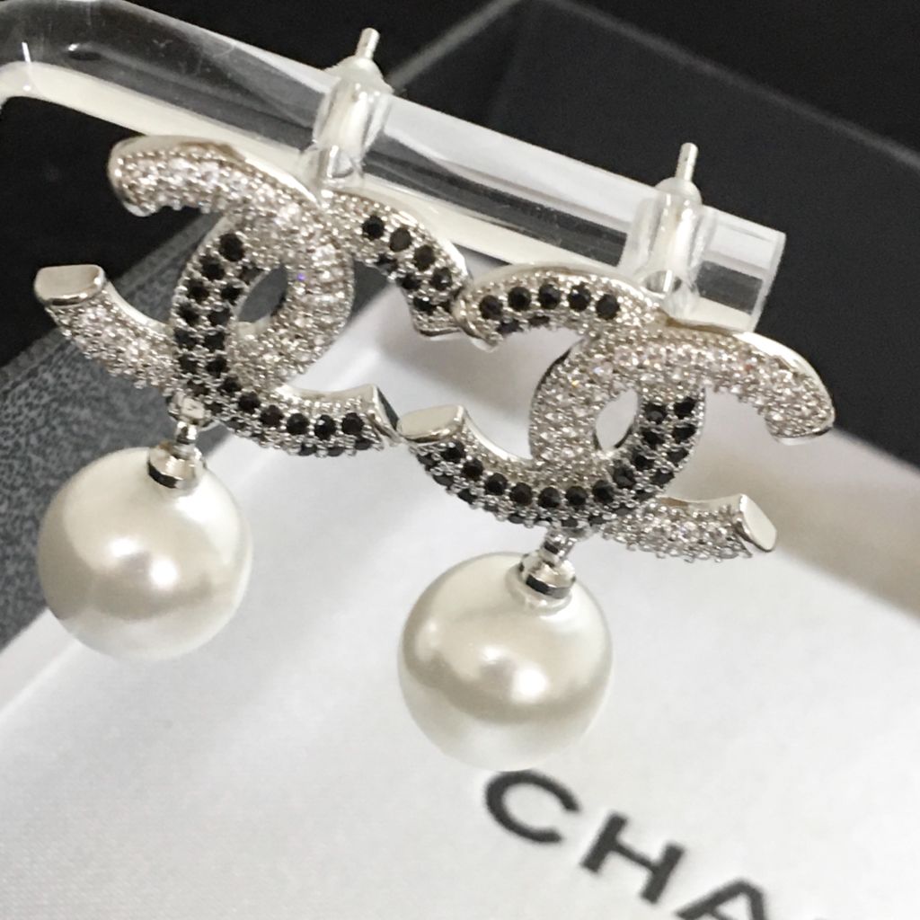  Bông Tai Chanel Màu Trắng Ngọc Trai & Pha Lê Trắng Đen (BI) 