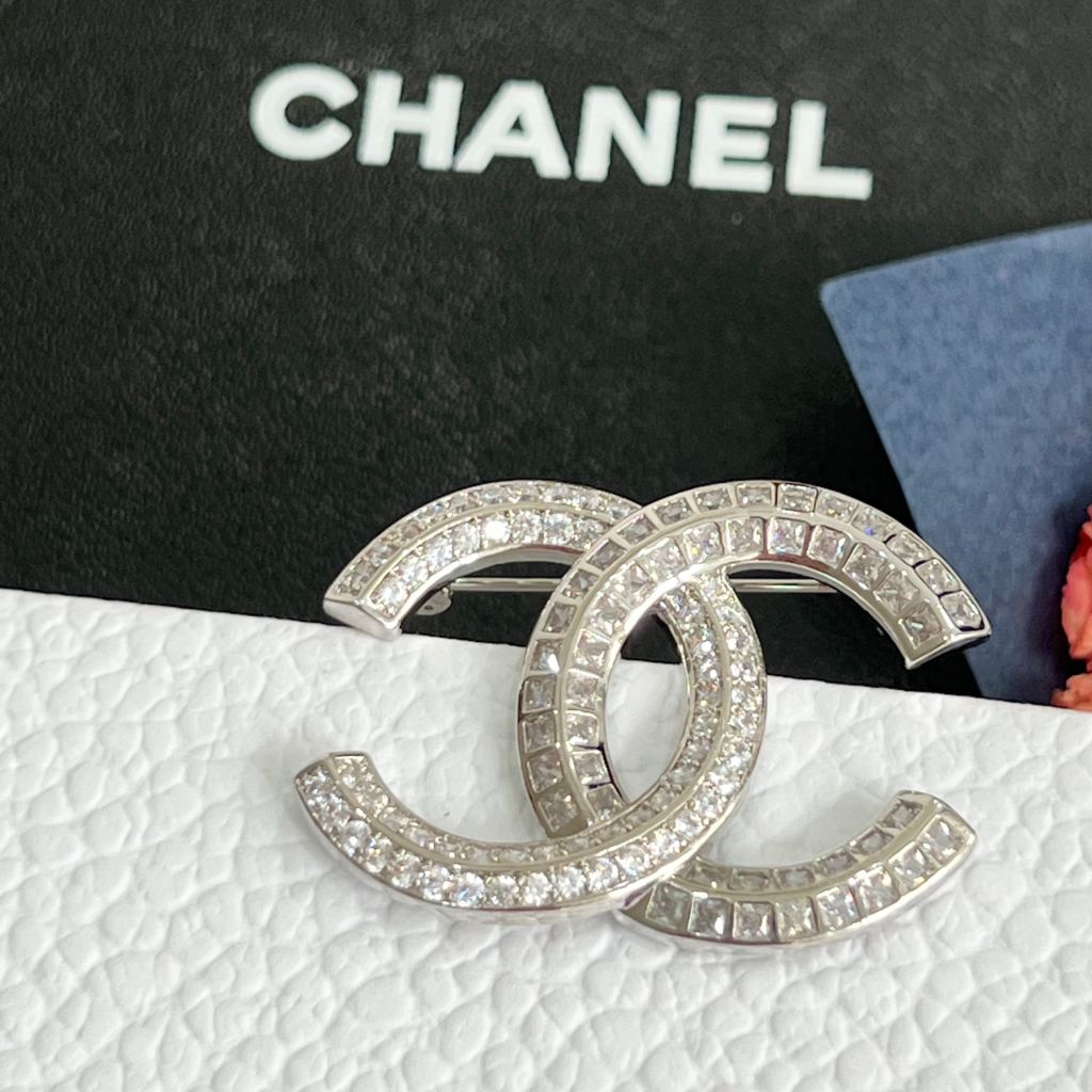  Cài Áo Chanel Màu Trắng Pha Lê (CU) 