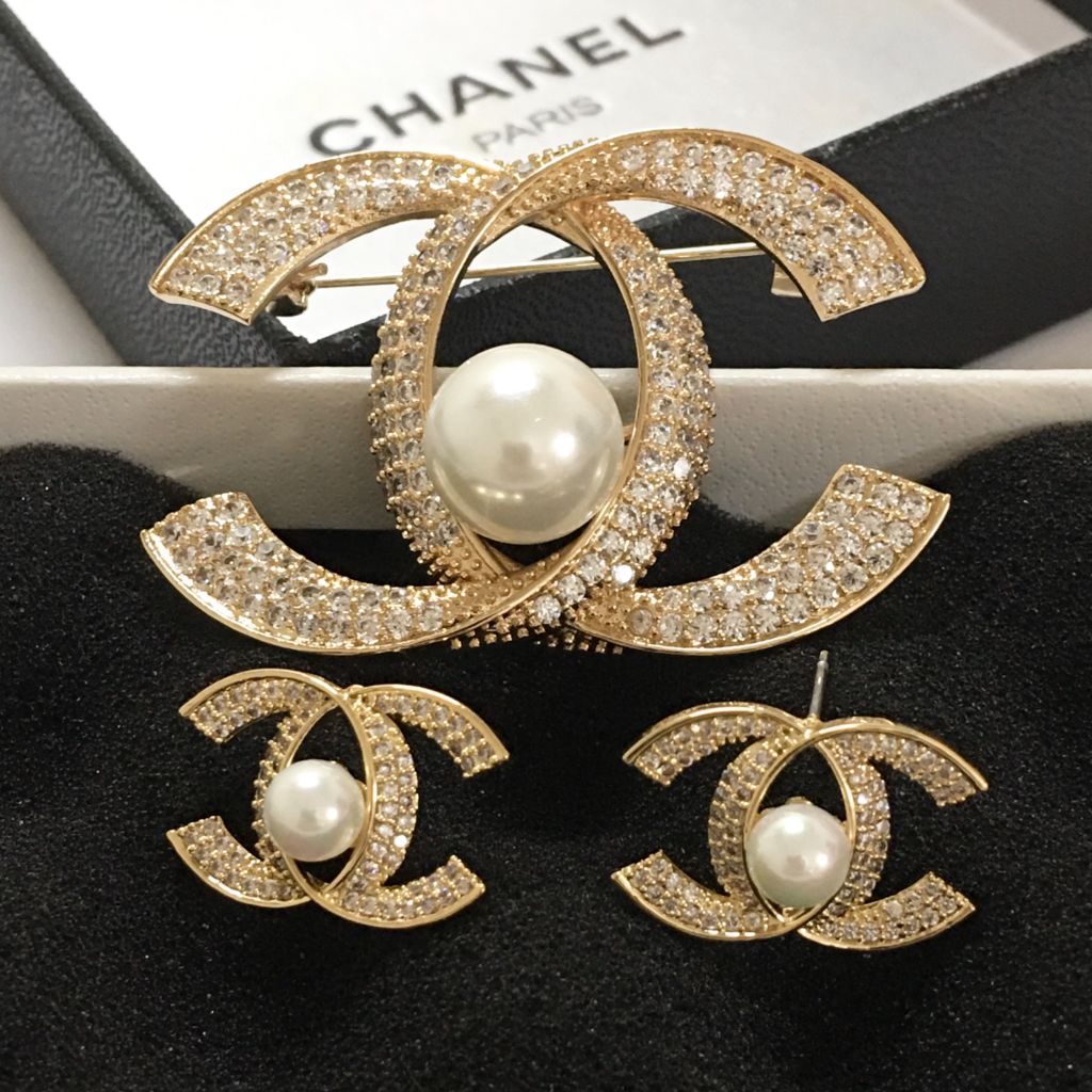  Bộ Trang Sức Chanel Vàng Hồng - Cài Áo & Bông Tai Ngọc Trai & Pha Lê Trắng (AE) 