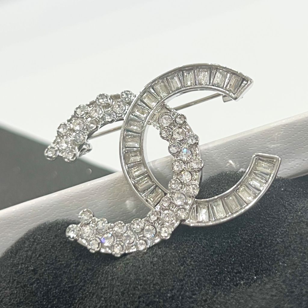 Cài Áo Chanel Màu Trắng Pha Lê (CS) 