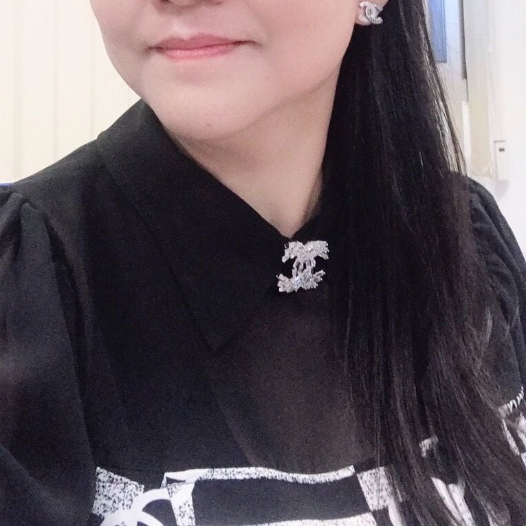  Bộ Trang Sức Chanel Trắng - Cài Áo & Bông Tai Pha Lê (AG) 
