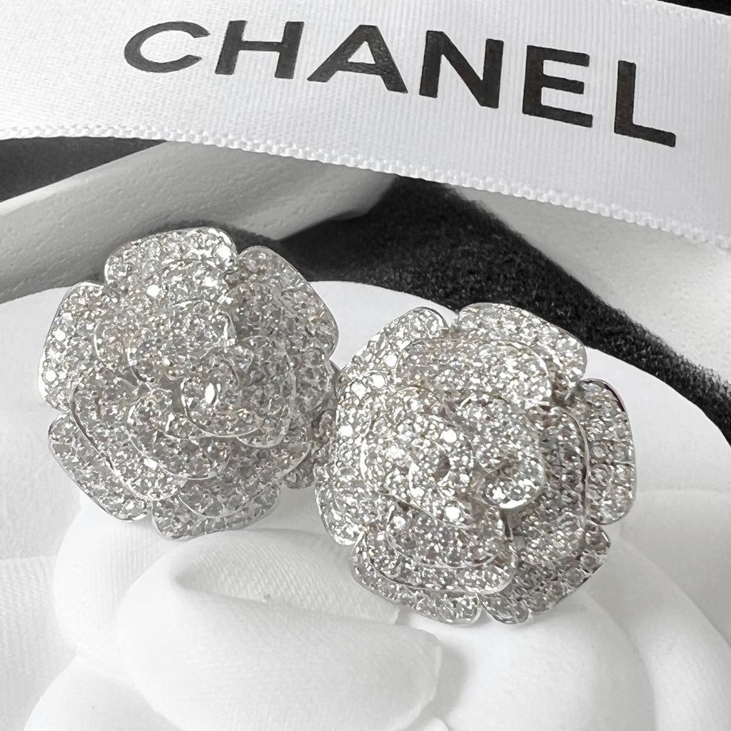  Bộ Trang Sức Hoa Trà Chanel Trắng - Cài Áo & Bông Tai Pha Lê (AJ) 