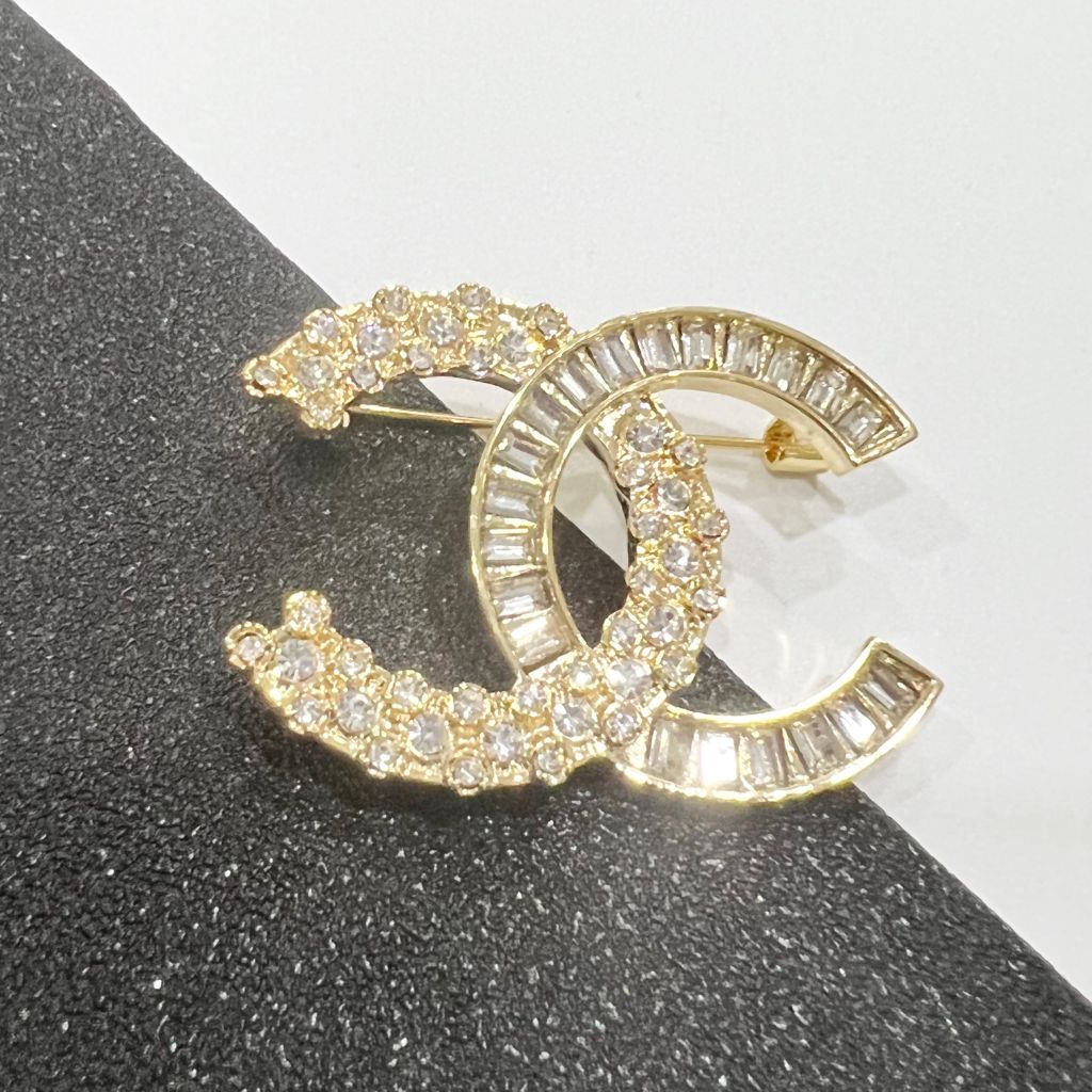  Cài Áo Chanel Màu Vàng Pha Lê Trắng (CT) 