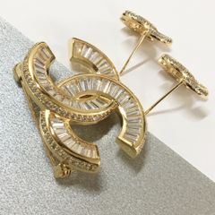  Bộ Trang Sức Chanel Vàng - Cài Áo & Bông Tai Pha Lê Trắng (AD) 