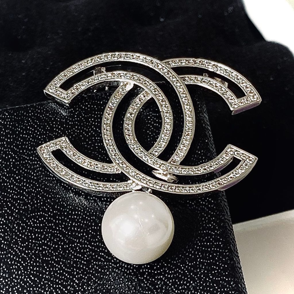  Cài Áo Chanel Màu Trắng Ngọc Trai & Pha Lê (BT) 