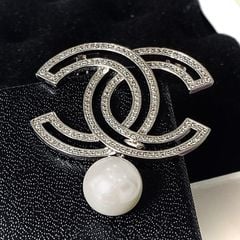  Cài Áo Chanel Màu Trắng Ngọc Trai & Pha Lê (BT) 