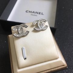  Bộ Trang Sức Chanel Trắng - Cài Áo & Bông Tai Pha Lê (AC) 