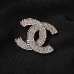  Cài Áo Nam, Nữ - Chanel Màu Trắng Pha Lê (BB) 