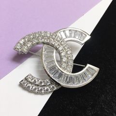  Bộ Trang Sức Chanel Trắng - Cài Áo & Bông Tai Pha Lê (AH) 