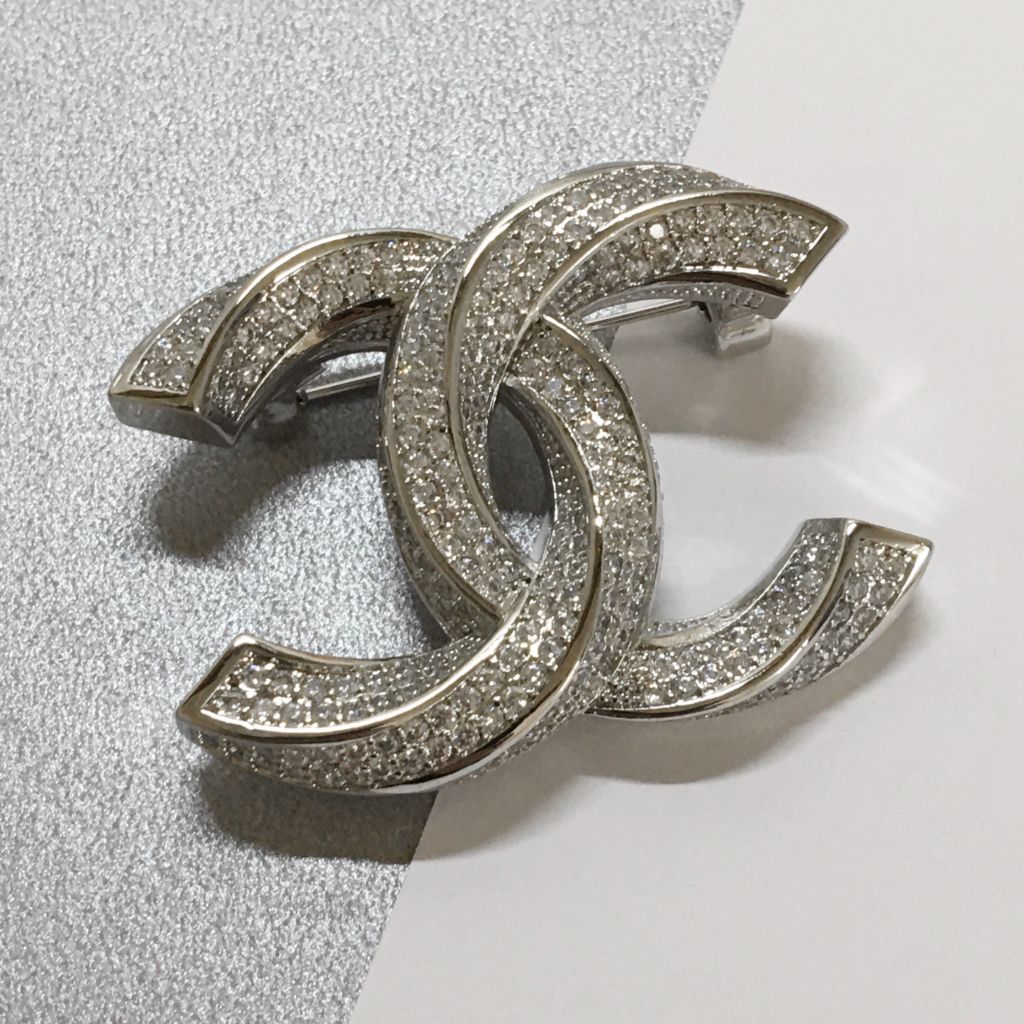  Cài Áo Nam, Nữ - Chanel Xoắn Màu Trắng Pha Lê (AY) 