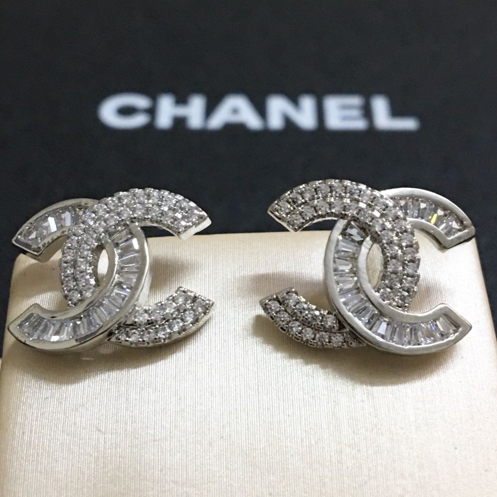  Bộ Trang Sức Chanel Trắng - Cài Áo & Bông Tai Pha Lê (AH) 