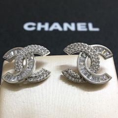  Bộ Trang Sức Chanel Trắng - Cài Áo & Bông Tai Pha Lê (AH) 