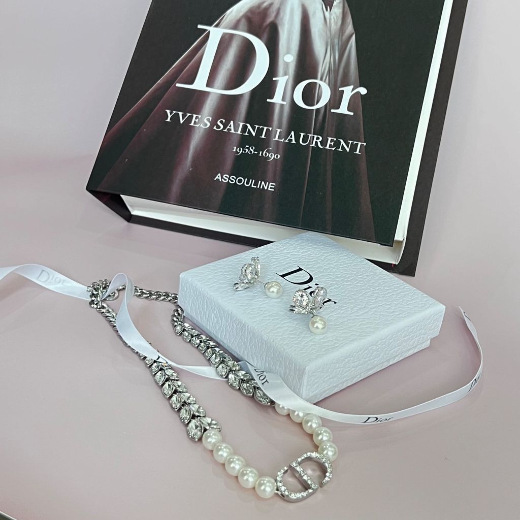  Bộ Trang Sức Dior Trắng - Vòng cổ Choker & Bông Tai Ngọc Trai, Pha Lê 2 Kiểu Đeo Quý Phái (AG) 