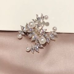  Cài Áo Chanel Màu Vàng Ngọc Trai & Pha Lê Trắng (AO) 