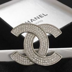  Cài Áo Nam, Nữ - Chanel Màu Trắng Pha Lê (BB) 