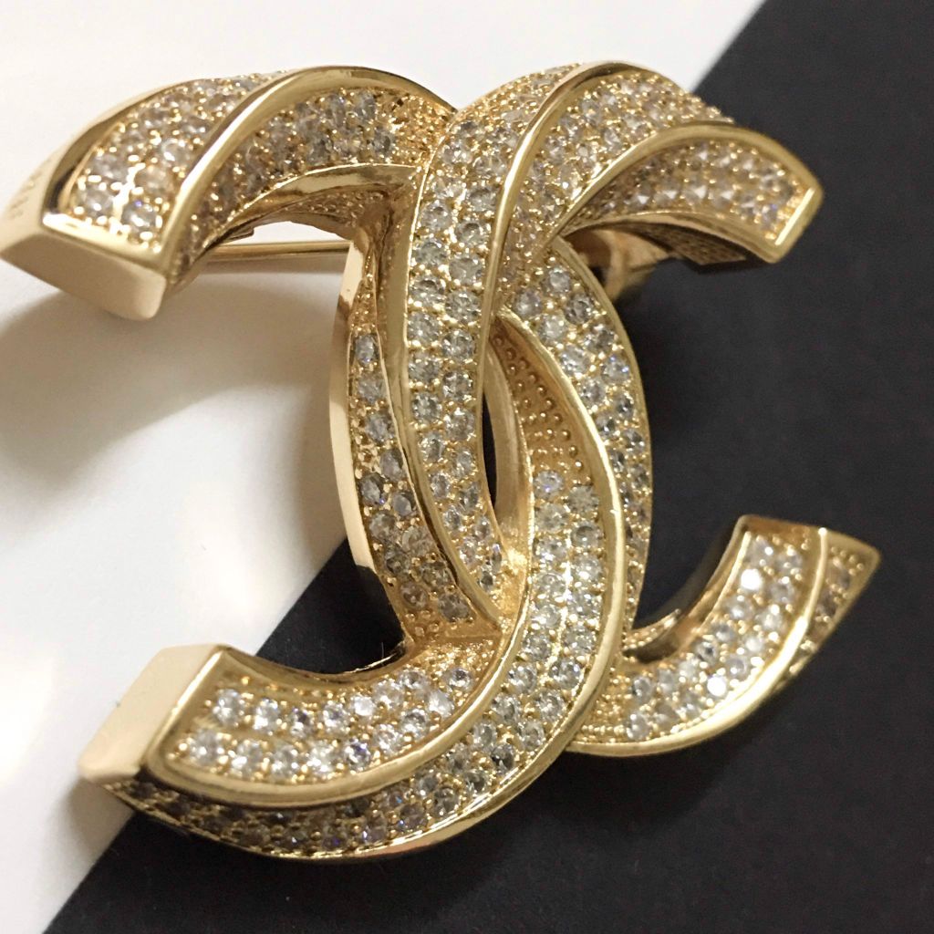  Bộ Trang Sức Chanel Màu Vàng Hồng - Cài Áo & Bông Tai Pha Lê Trắng (AA) 