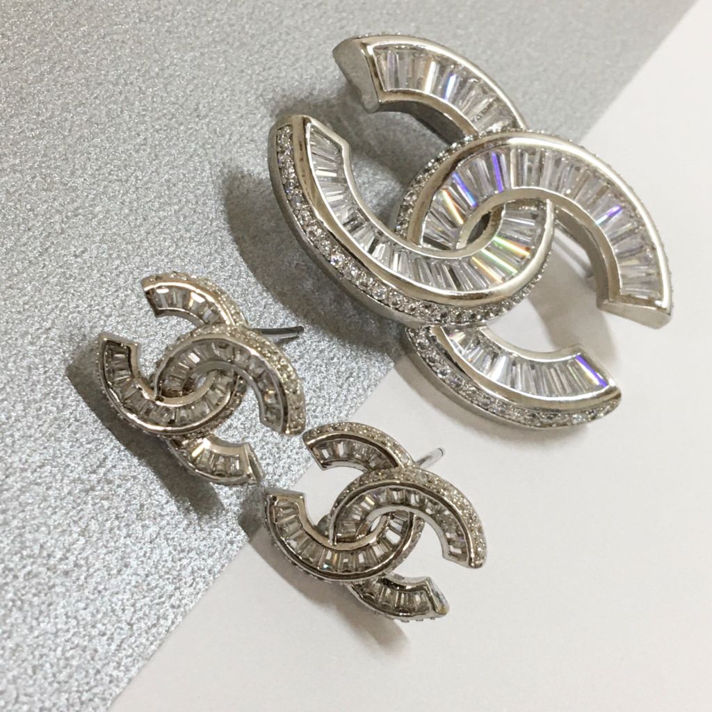  Bộ Trang Sức Chanel Trắng - Cài Áo & Bông Tai Pha Lê (AC) 
