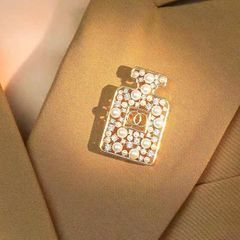  Cài Áo Chanel Chai Nước Hoa Màu Vàng Ngọc Trai & Pha Lê Trắng (CY) 