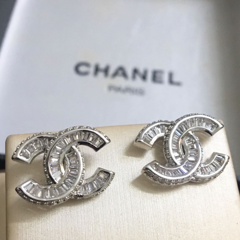  Bộ Trang Sức Chanel Trắng - Cài Áo & Bông Tai Pha Lê (AC) 