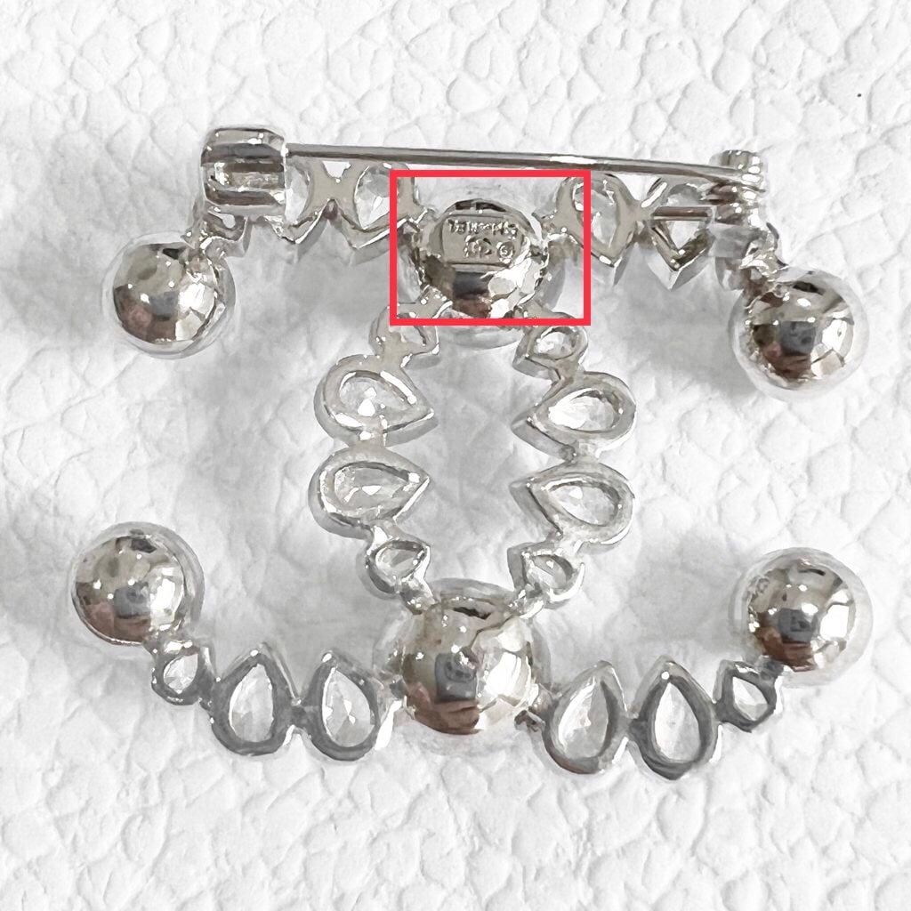  Cài Áo Nam, Nữ - Chanel Màu Trắng Ngọc Trai & Pha Lê (BW) 