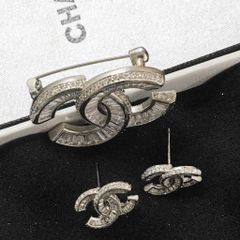  Bộ Trang Sức Chanel Trắng - Cài Áo & Bông Tai Pha Lê (AC) 
