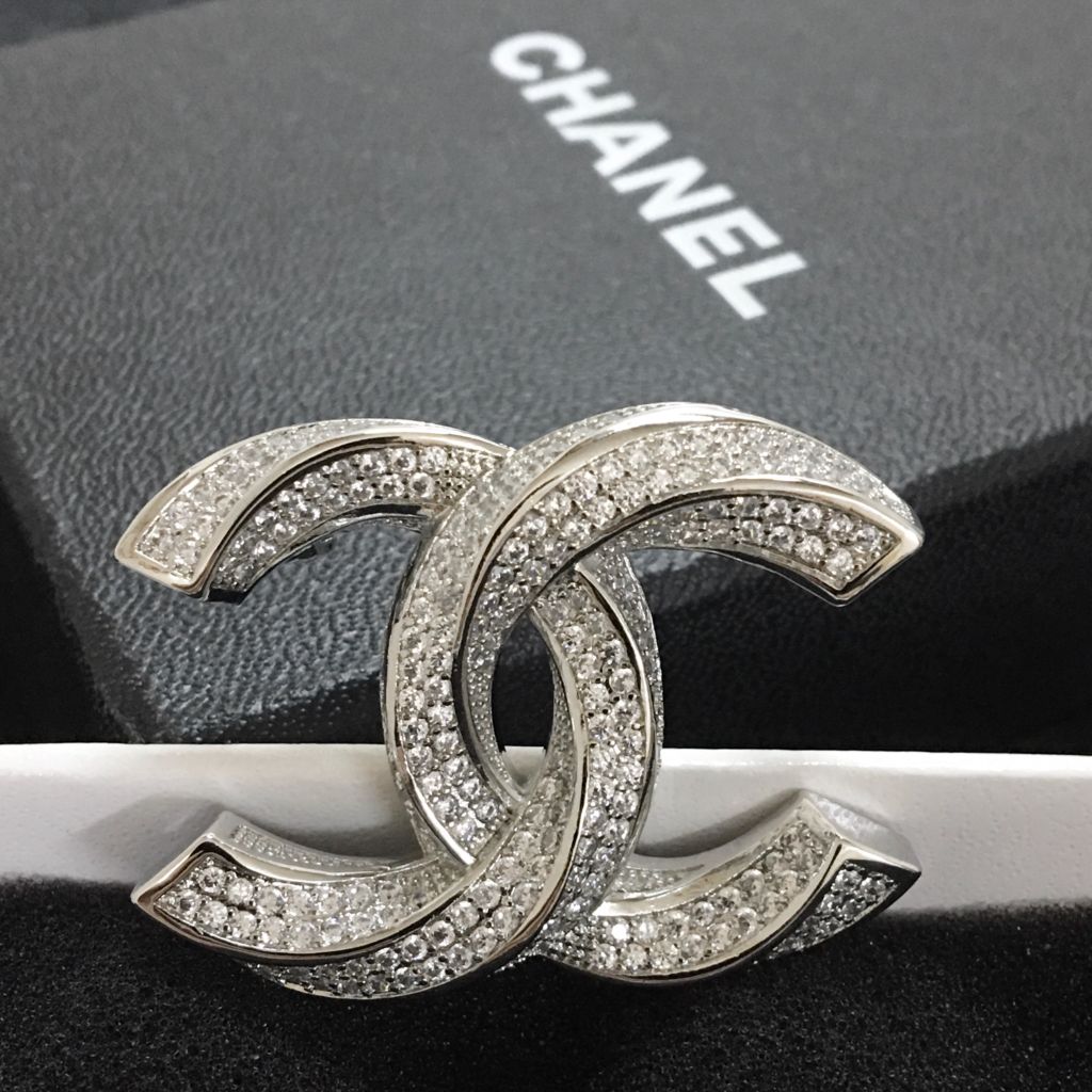  Cài Áo Nam, Nữ - Chanel Xoắn Màu Trắng Pha Lê (AY) 